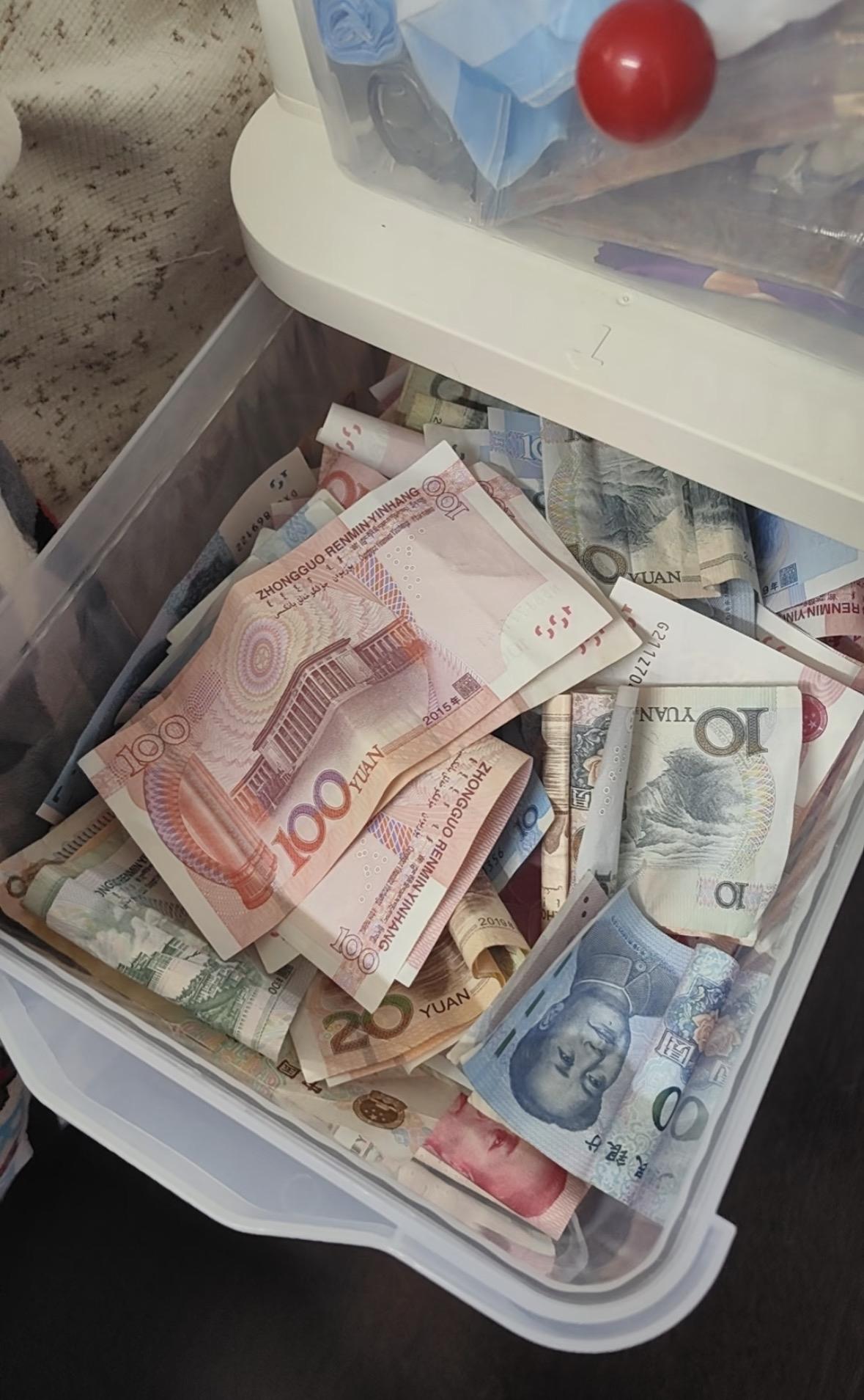 以前觉得谁现在还用现金，好奇怪，家里放超过100块现金，全身痒痒非要花掉。自