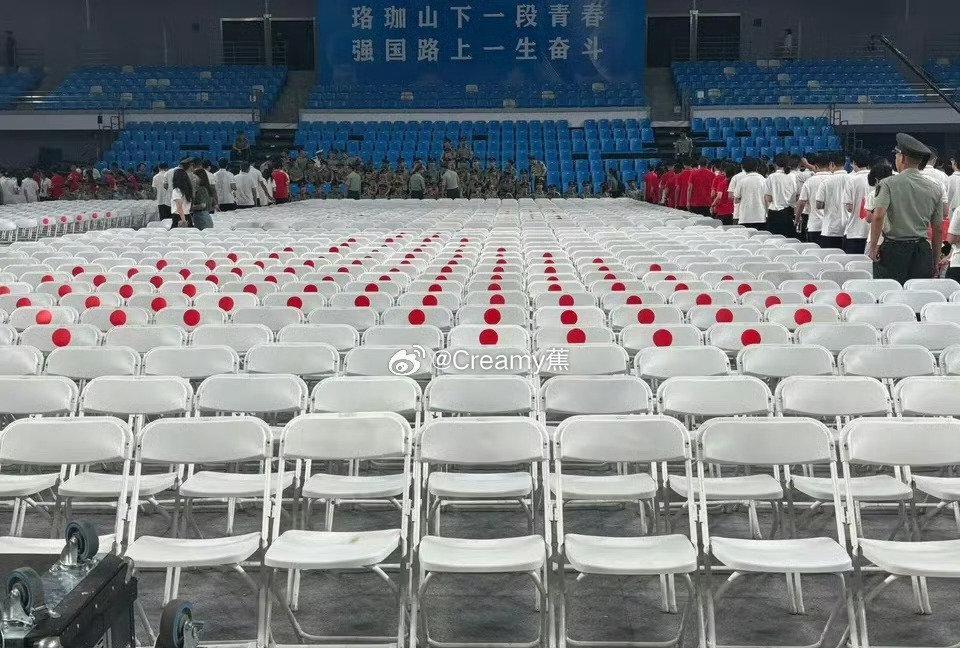武大“椅子标签”问题冲上热搜！引起网友热议！消息来源：国内社交平台9月6日武