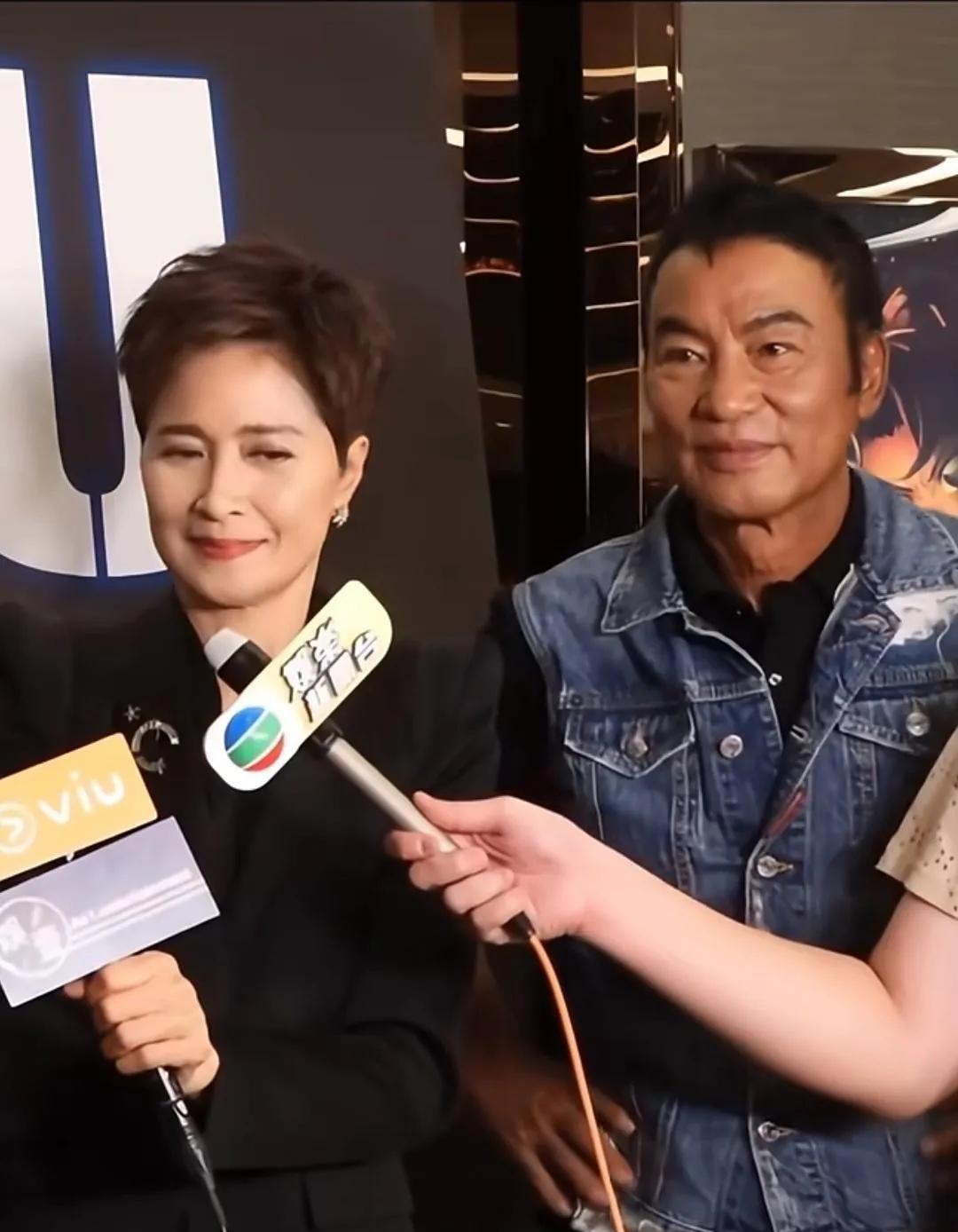 任达华和邵美琪同框！70岁的任达华面相越来越温和朴实了！60岁的邵美琪比年轻