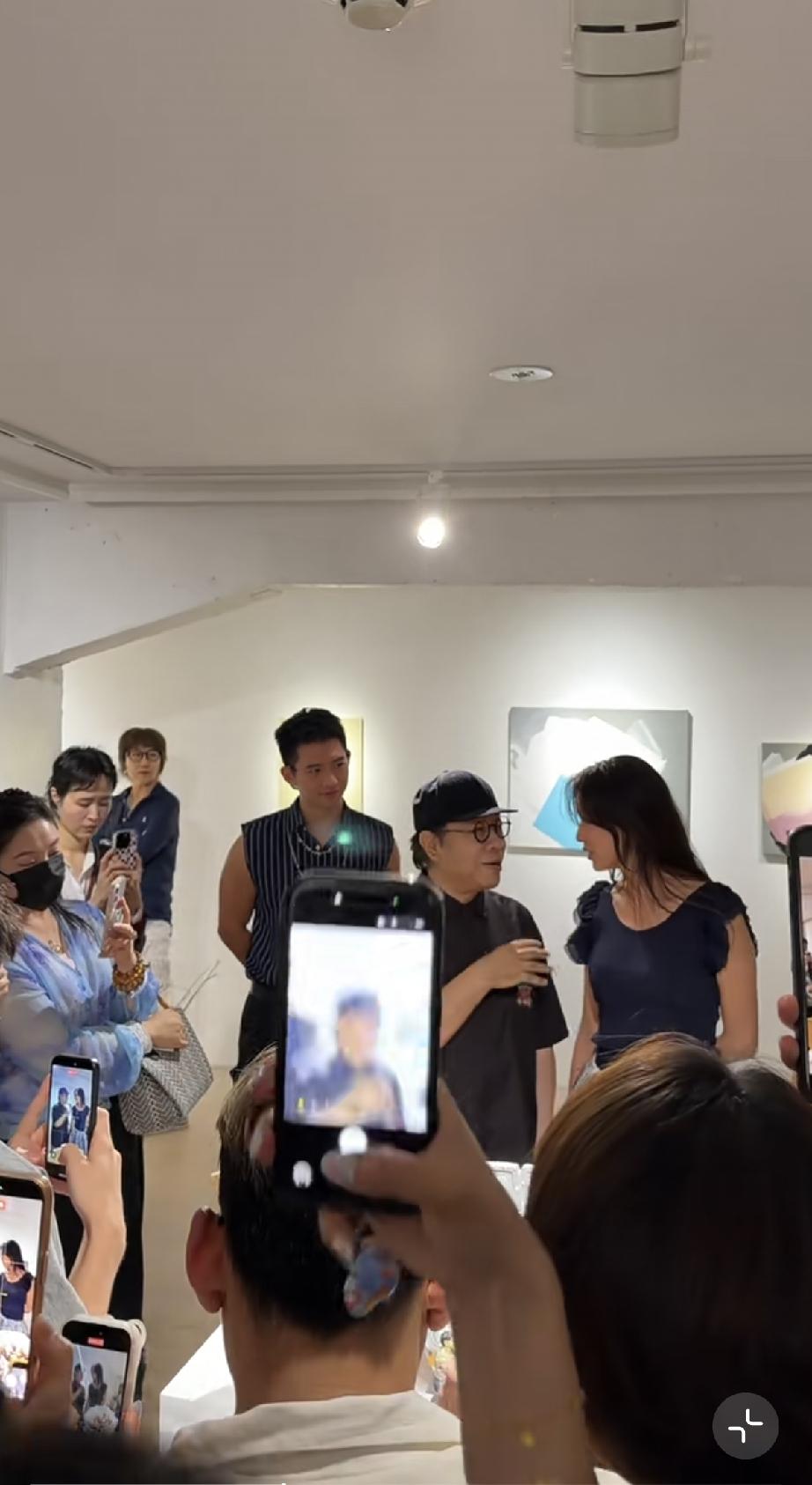 7月3日，林志玲现身东京助阵蔡康永的个人展变化好大，她侧颜脸小了，皮肤好黑，发质
