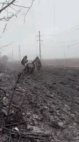 坦克就是坦克，“陆战之王”绝非浪得虚名，即便被无人机给逼成了“杀马特”造型，但谁