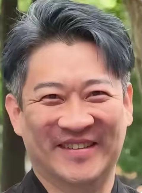 40岁曹云金站何云伟旁边，像他叔——头发白了大半，眼角也扛了风霜。你以为他退