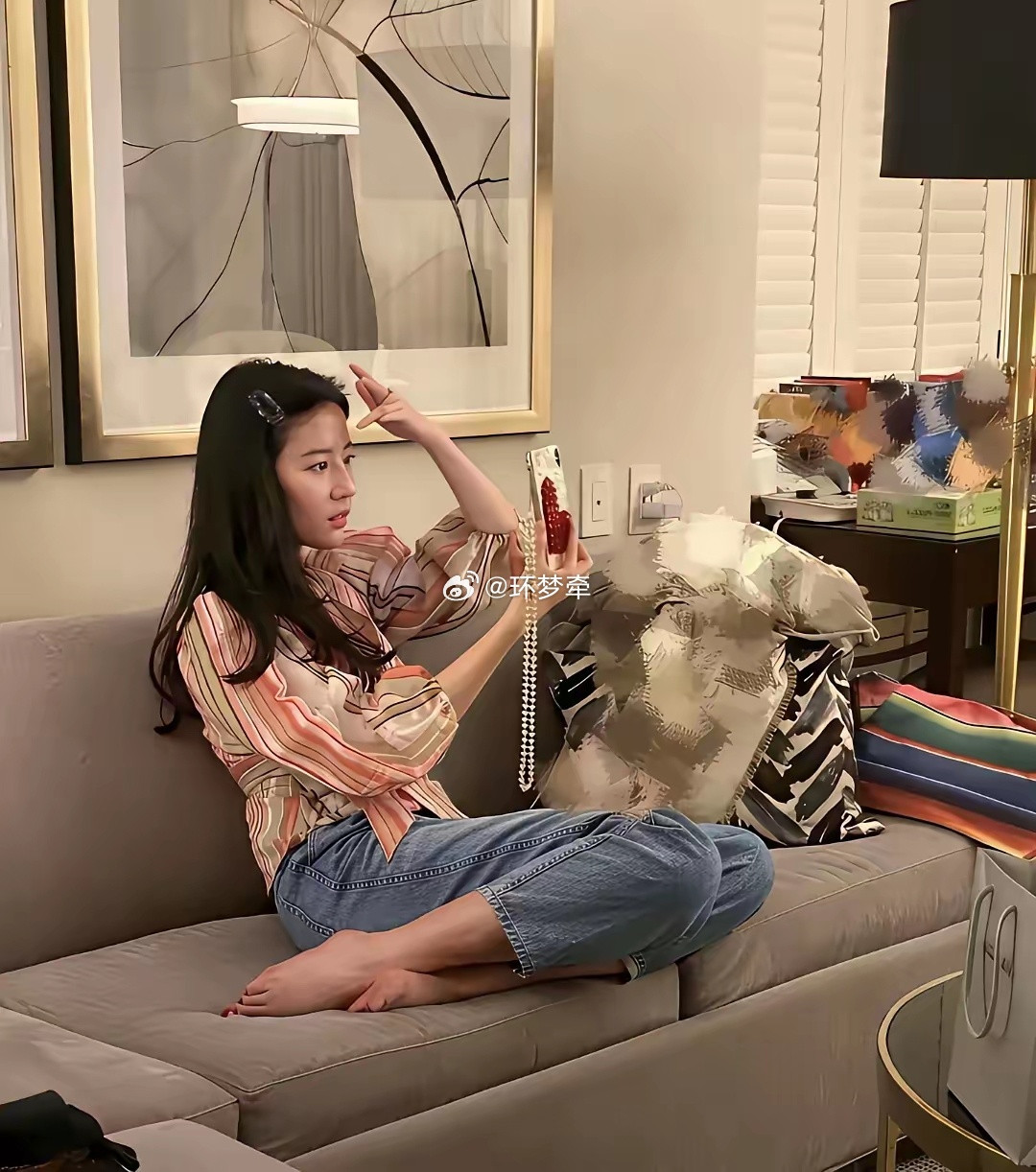原来仙女刘亦菲家里也乱糟糟的，可能因为仙女都忙着打扮自己了，没时间顾家做家务了