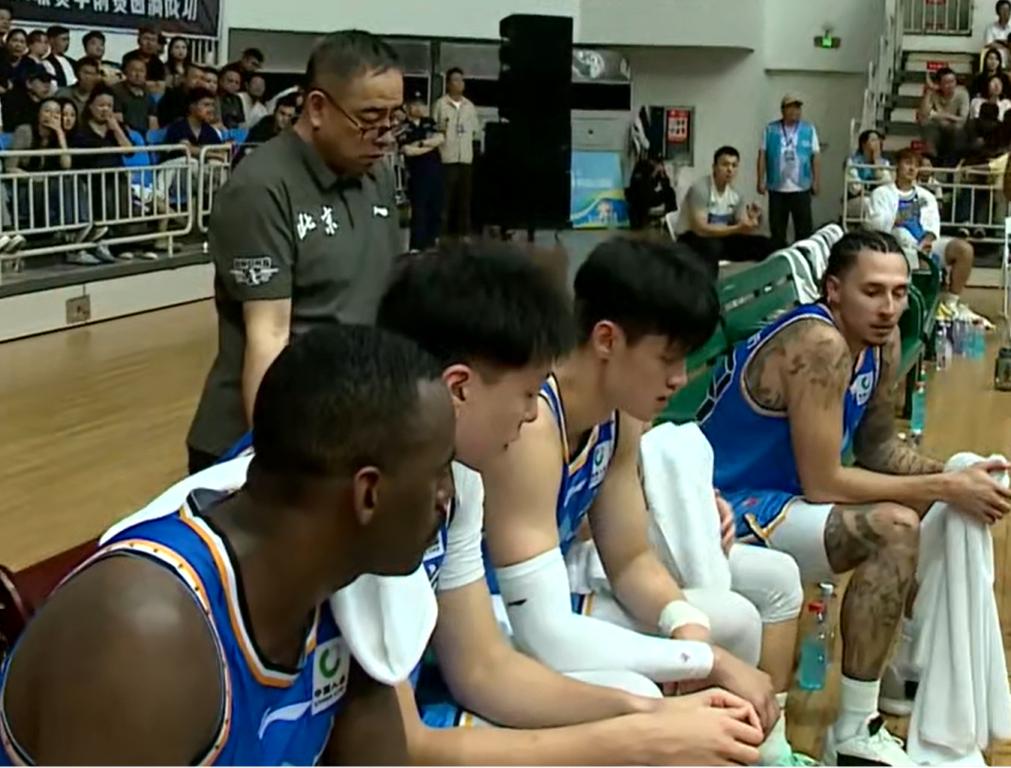 不输拉塞尔，沃特斯是真的香！CBA的季前赛远比NBA要精彩，因为下半场主力依然