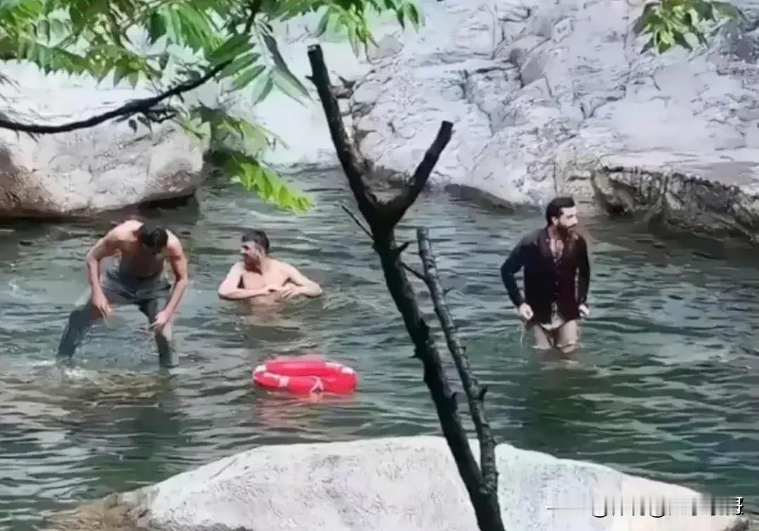 大家都知道印度的脏也是出名的，印度人爱洗澡也是全世界知名，如果你去过印度恒河的话