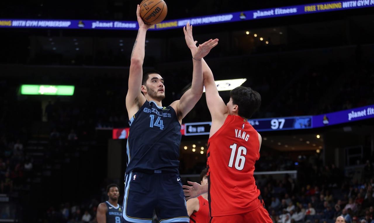 杨瀚森首发19分钟，纠正我们的一个预期管理：1、小杨的水平就是在目前篮坛优质内线