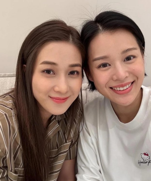 钟嘉欣与胡杏儿亲子兼老友聚会钟嘉欣又带着女儿和胡杏儿一家见面啦~好热闹​​​