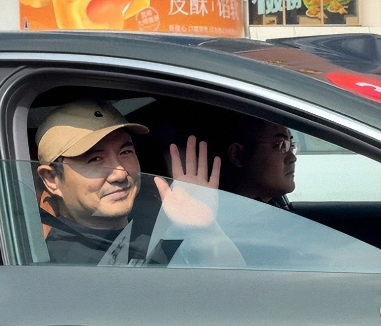 沈腾一家现身三星堆镜头里的重点，不是明星光环而是一把轮椅和一段慢下来的路最容易被忽略的，恰恰是家人的