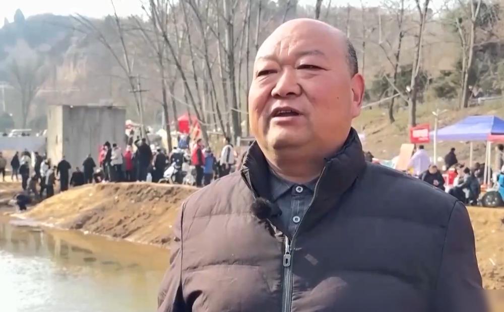 我刚知道，贾鲁河源头枯竭了三十多年，竟突然重新涌出泉水！村民李军营红着眼圈说：“