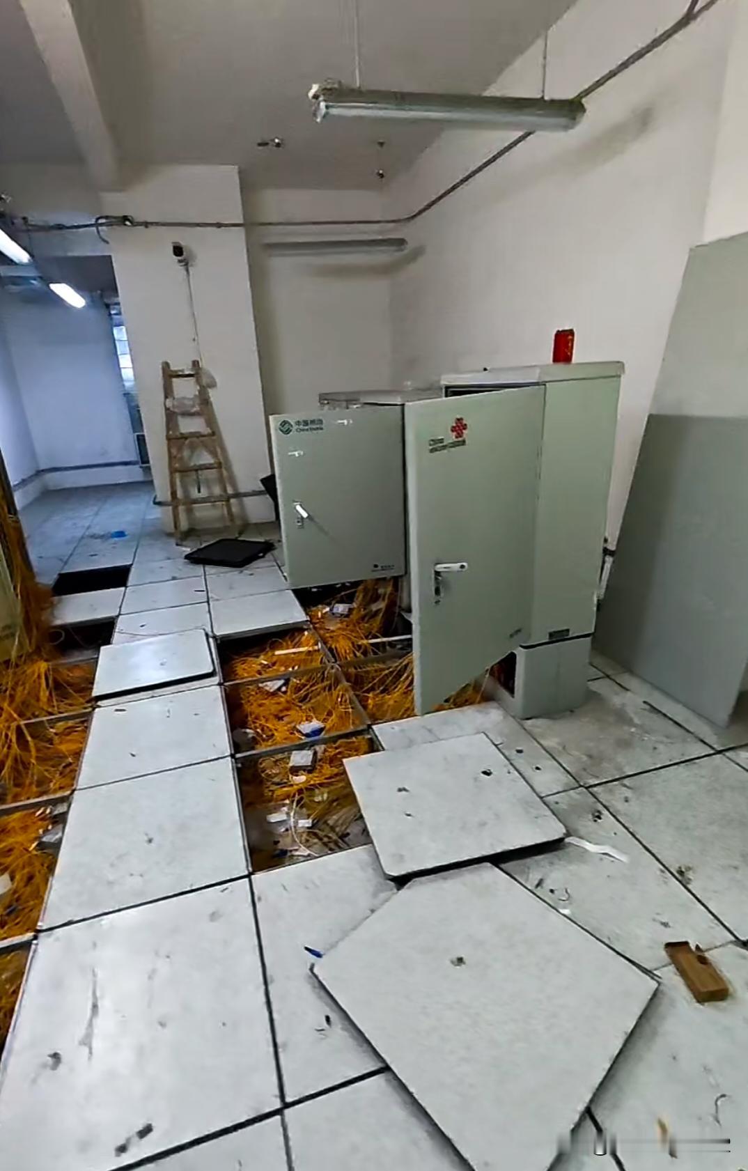 我也是第一次现场看到这种运营商的1分机房。这种设计思路是每个楼层用户的