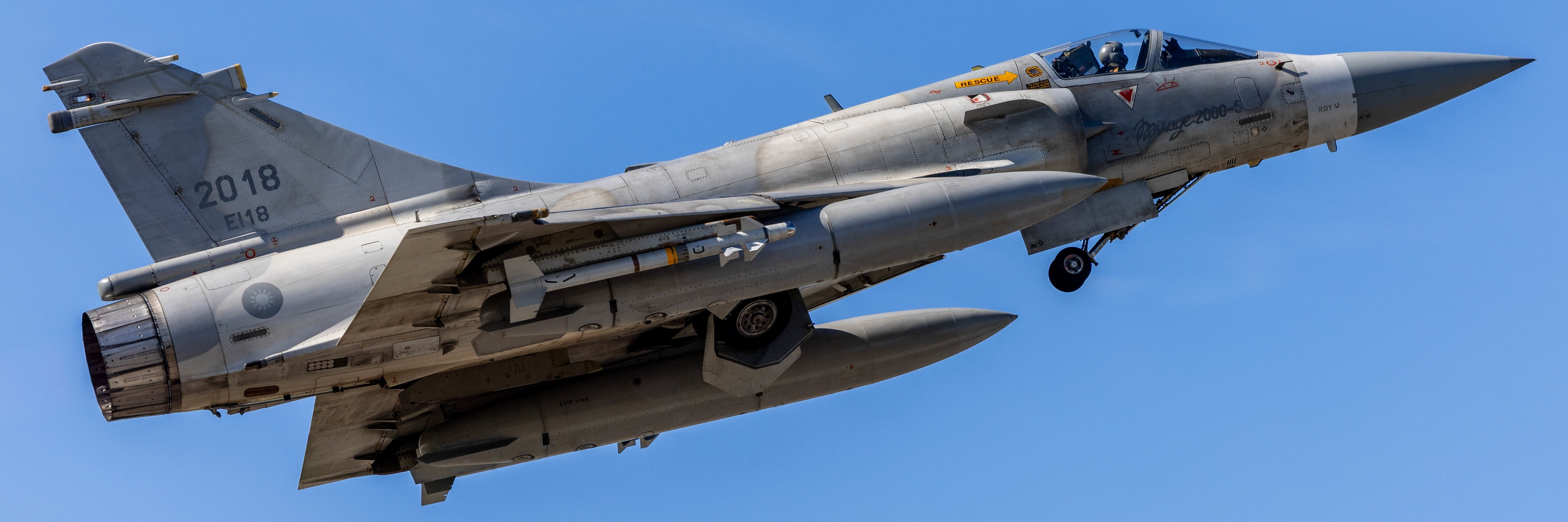 高分辨率图像近日的台军F16和幻影，挂载实弹，魔术这个弹什么水平？