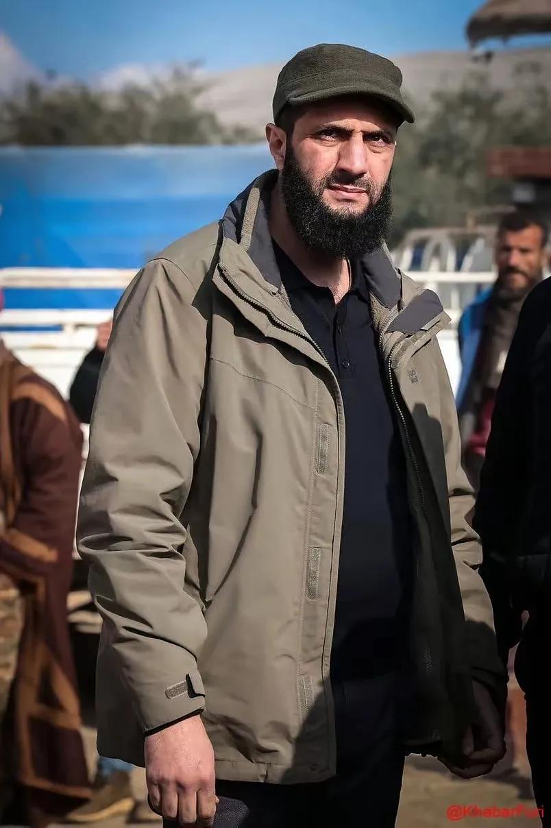 朱拉尼这种有基地组织黑历史的人根本不适合当总统，不适合出现在光天化日之下。如果