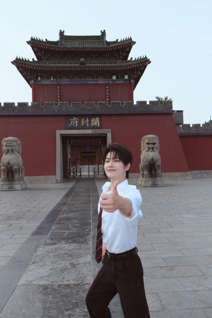 杨洋520打卡开封府杨洋520打卡开封府！展昭太棒啦！