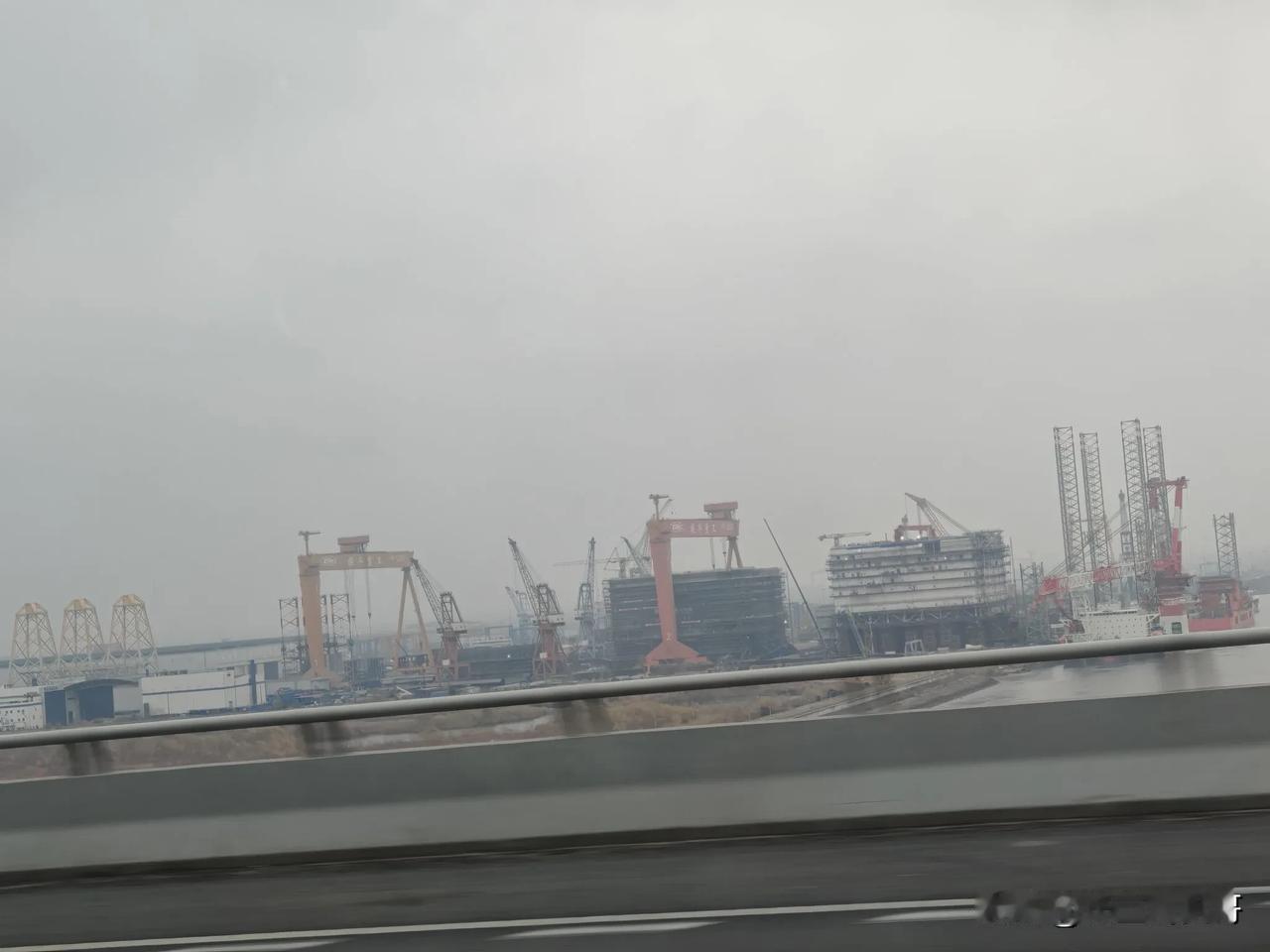 今年冬天的不同从苏州到南通，还没下苏通大桥就看到了南通的重工业很多，长江沿岸好几