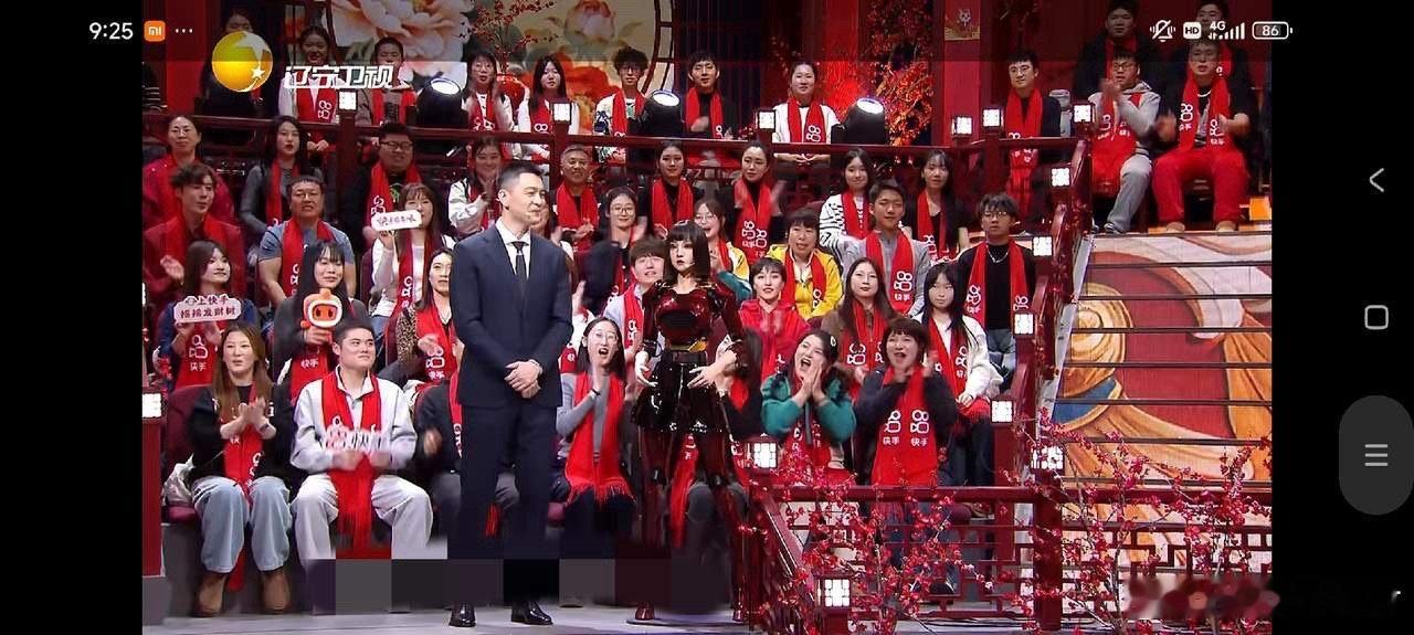 昨晚辽宁春晚的吐槽声一片有网友说:辽宁春晚可以停播了李雪琴和岳云鹏背好台词一样僵