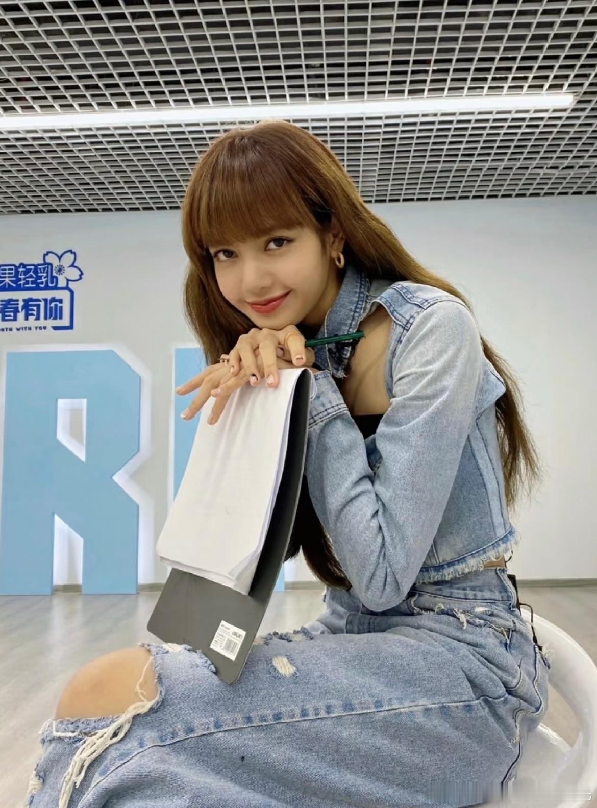 Lisa手机壁纸是LV三公子好难评，记得青你那个时候，简直是把我迷成翘嘴，现在…