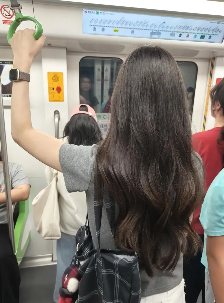 这就是女生都会羡慕的发型和发质吧。[点赞][点赞][点赞]