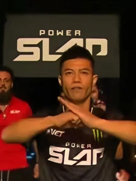 赵洪刚带伤战世界级选手！扇耳光赛场藏着真功夫？近日，中国通背拳传人赵洪刚亮相