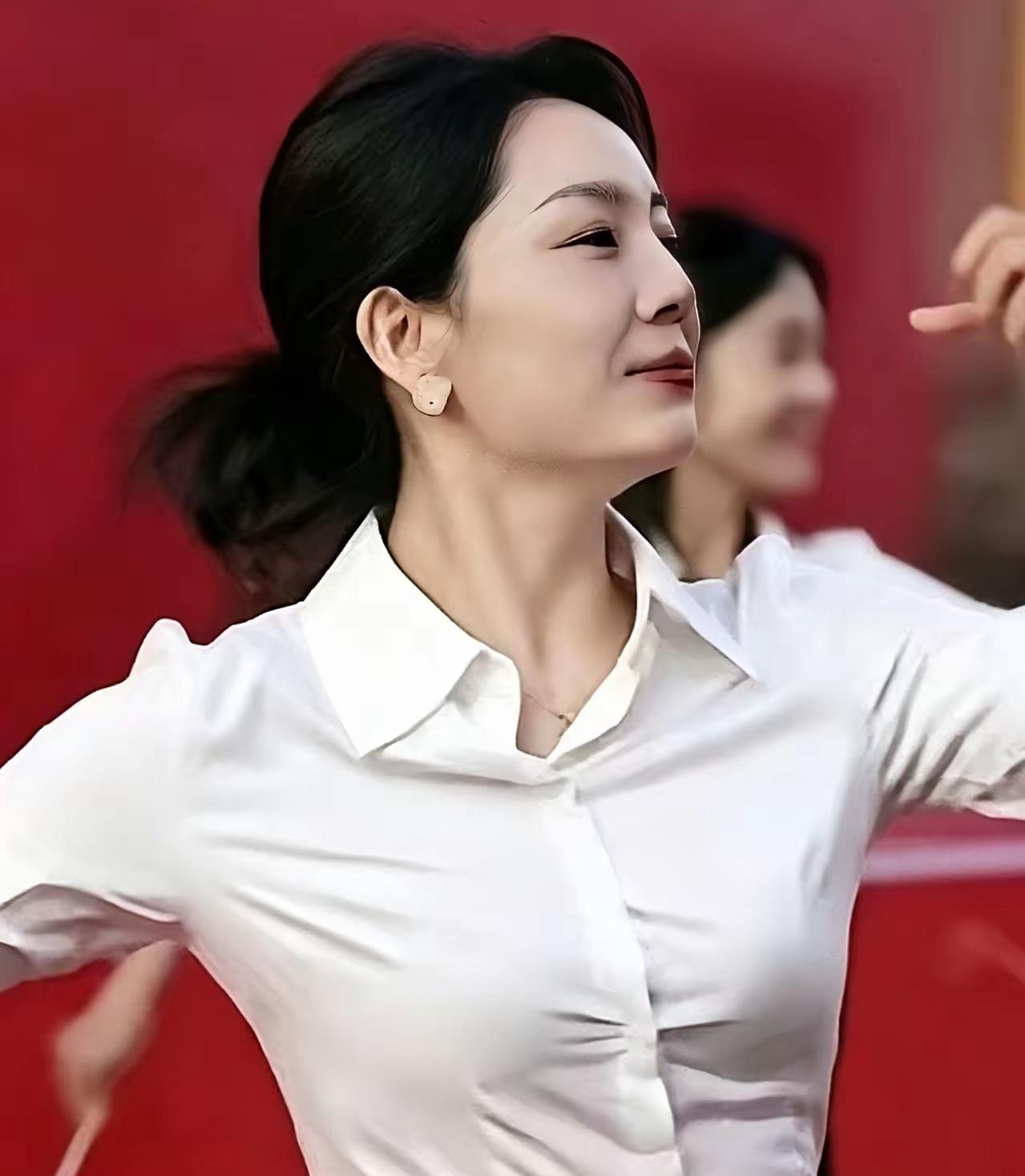 吕梁秦主任突然间走红，我觉得她的老公最苦恼！在这个特殊的日子，秦主任穿着白衬