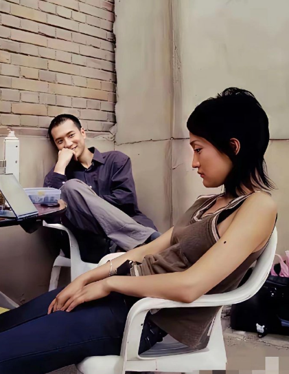 刷到周迅年轻时候的老照片，墙角坐着的那个男的是谁啊？你看他看周迅的眼神，就像粘