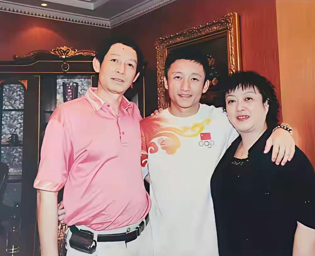 邹市明和他爸妈的合影，邹长得像他爸多点，只是没遗传他爸的身高。邹爸看着像易中天。