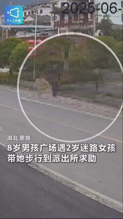 “这个男孩火到央视新闻了！”8岁的李恩浩小朋友正在广场上玩，突然发现，一萌娃正独