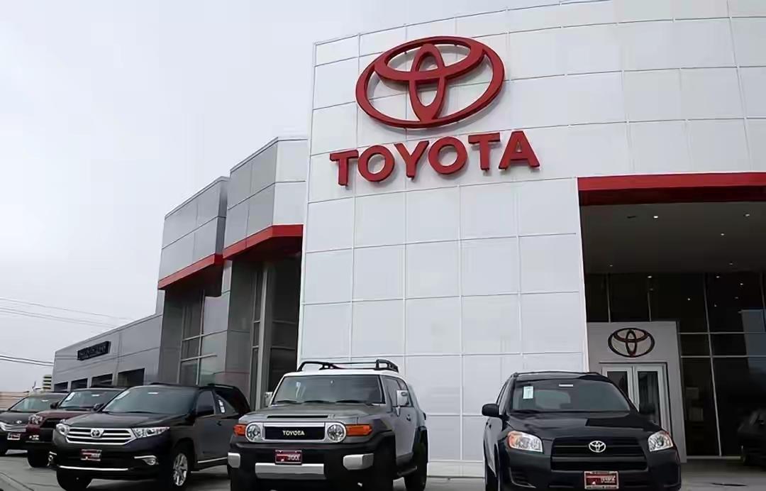 日产把总部大楼卖了。本田69年来头一回亏钱。两家凑一块谈合并，一个月就崩了。就