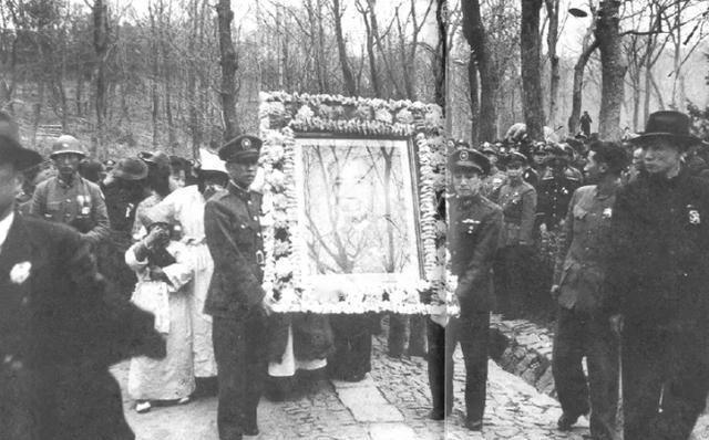 1951年，几个农民用铁镐敲开了戴笠的水泥墓，棺材中除了他的遗骸外，还有一把一尺