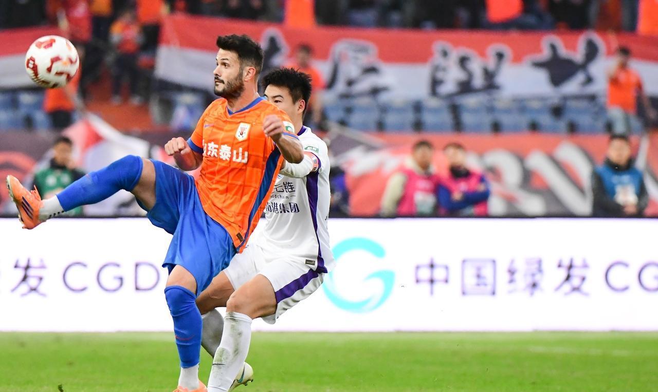 从瓦科匠心续约看，山东泰山俱乐部管理还是有进步的：1、瓦科拍了山东泰山一汽大众的