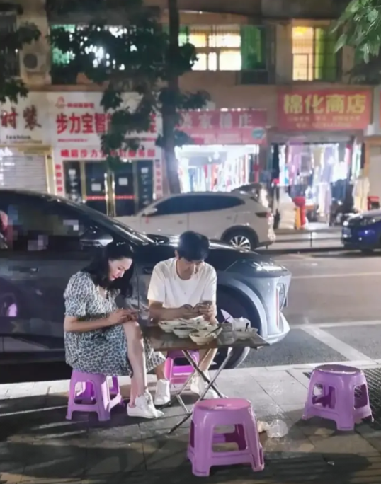 51岁的郭晓东半夜被拍到在路边摊吃东西！旁边程莉莎穿着碎花长裙，气质超好但全程低