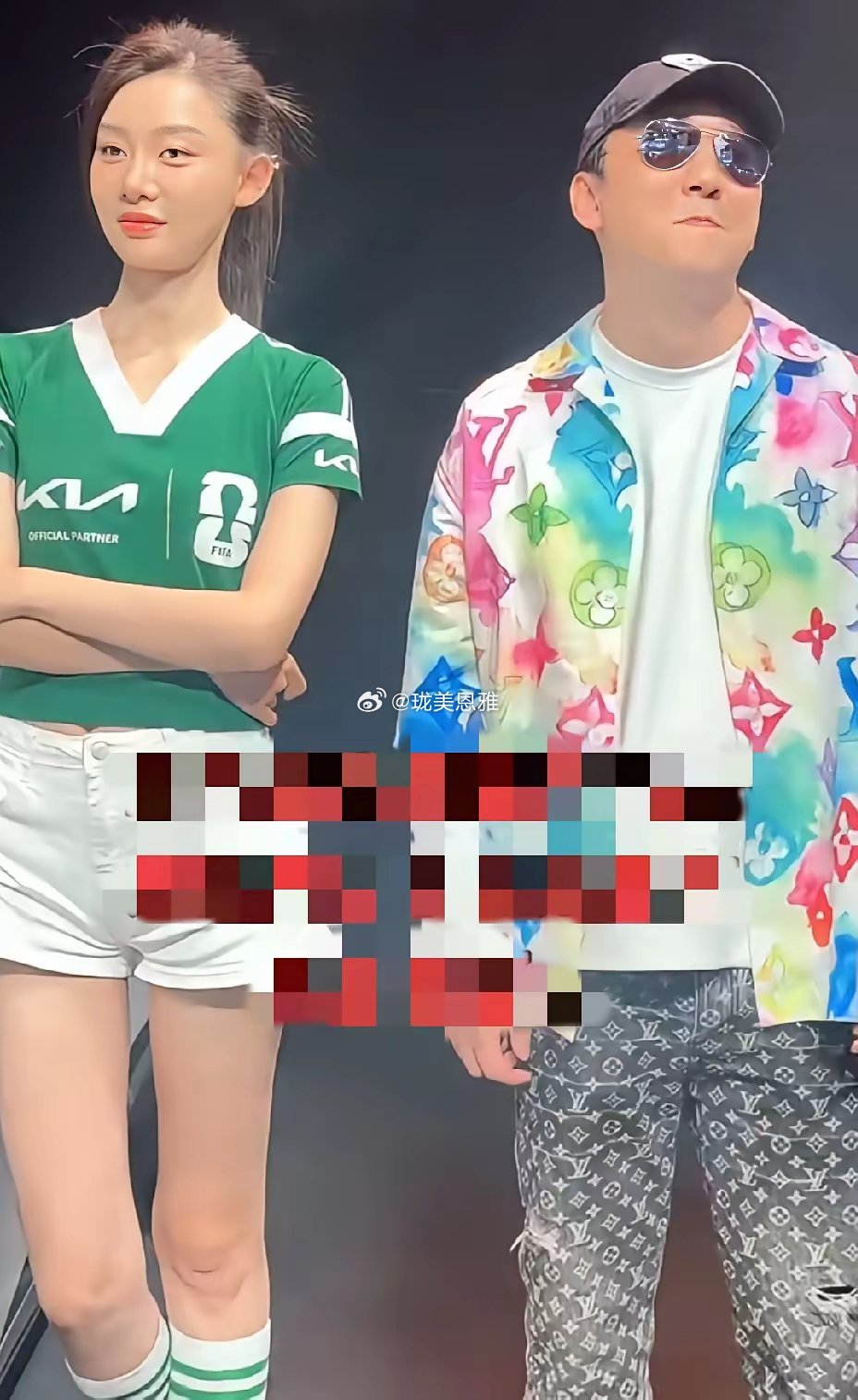 王思聪的模仿者与一位美女小姐姐现身车展被一旁王思聪的模仿者各种表情包逗得忍不住发