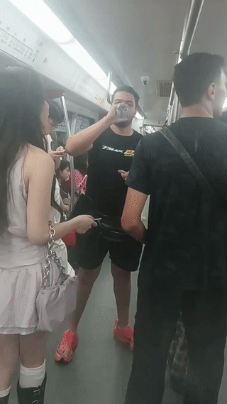 地铁里有一名年轻女子主动搭讪两个外国男子？由于这名女子不会说外语，她全程依靠手