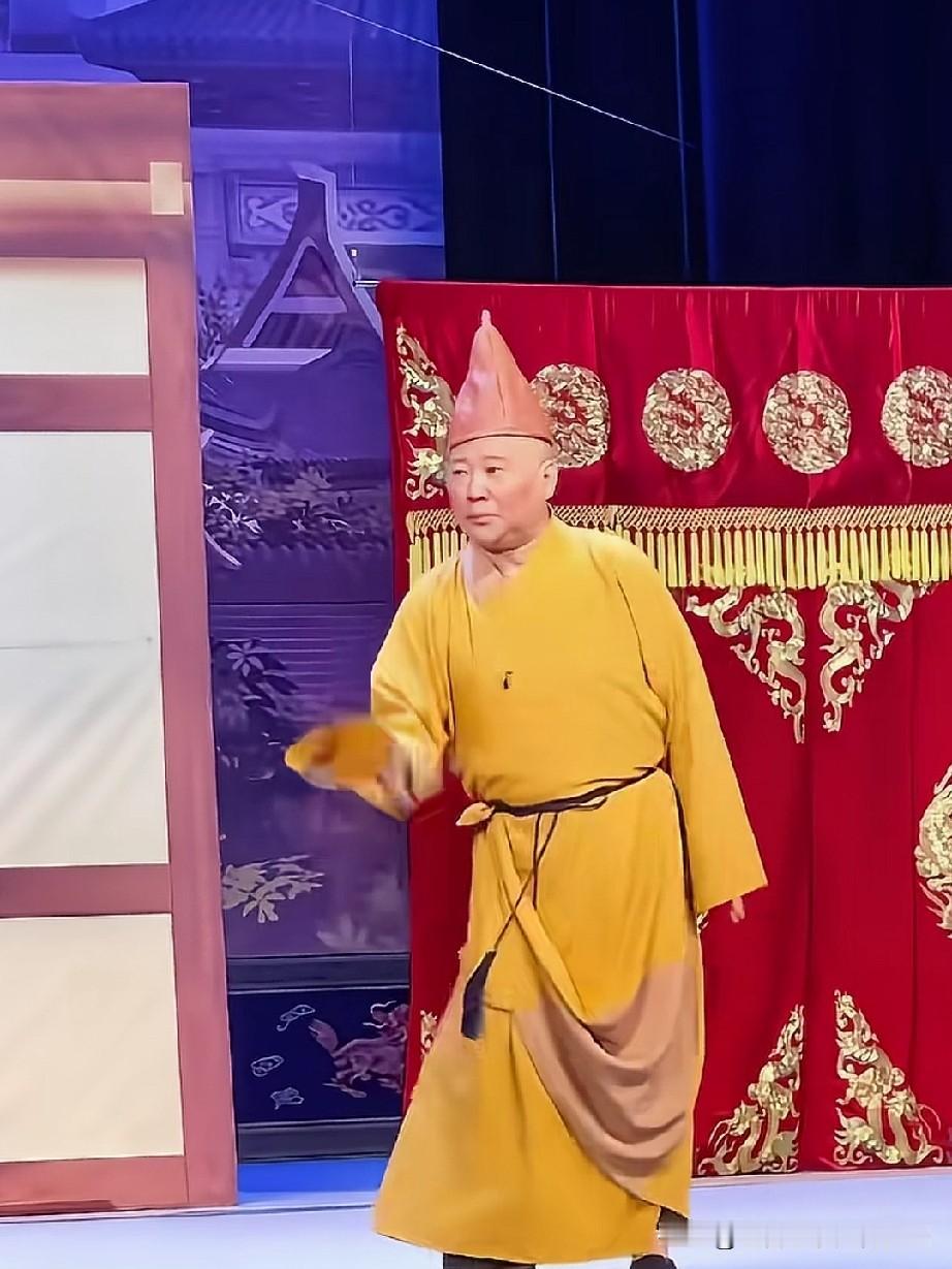 杨仪在直播间吐槽郭德纲时说道：“那身行头我们叫戏服，你自己是什么扮相心里没数吗？