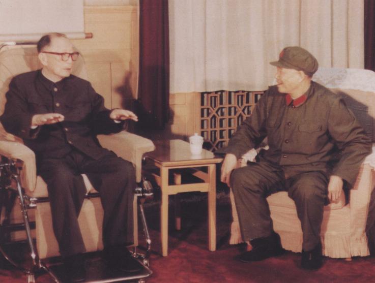 1983年2月8日，副总参谋长张震专程来看望聂荣臻元帅，向老帅请教和学习。聂荣臻