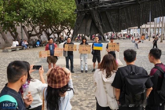 还是香港同胞认知比较高，几名香港人在街头举牌表达对乌克兰的支持，并引来众人围观拍