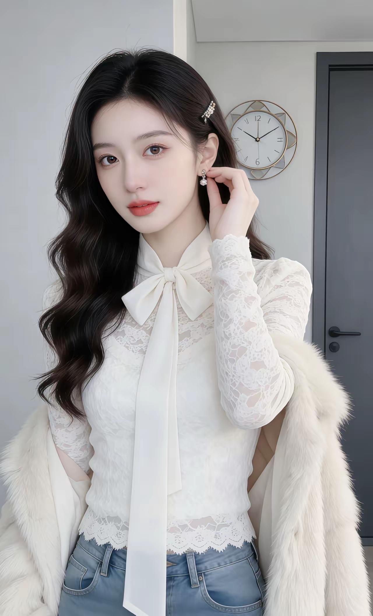 优雅甜美的少女风穿搭，白色蕾丝上衣搭配毛绒外套，温柔可人！