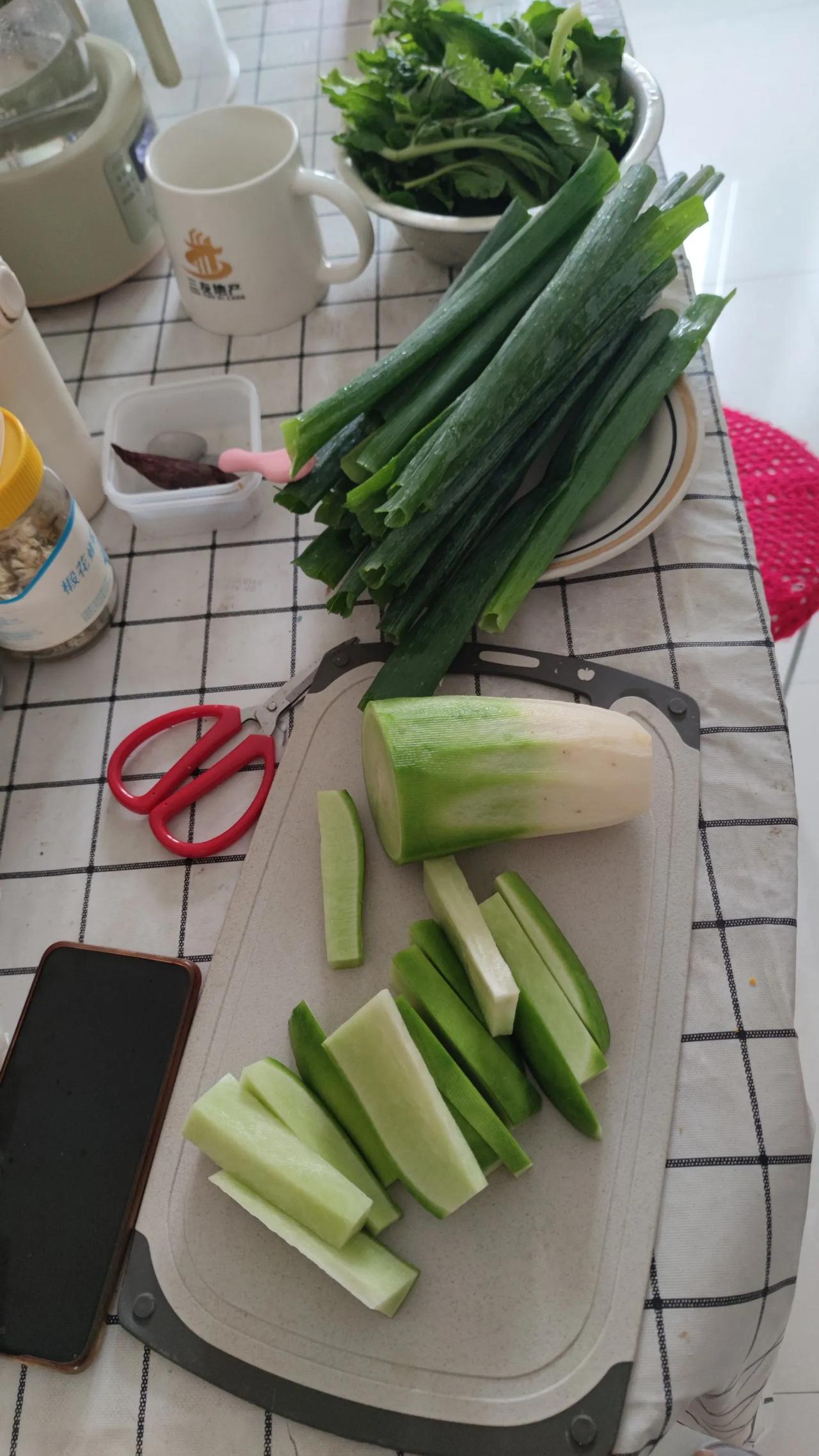 老年生活日记：清晨和老伴上早市溜了一圈，看着刚买的绿叶菜，一会儿就用这些生菜蘸酱
