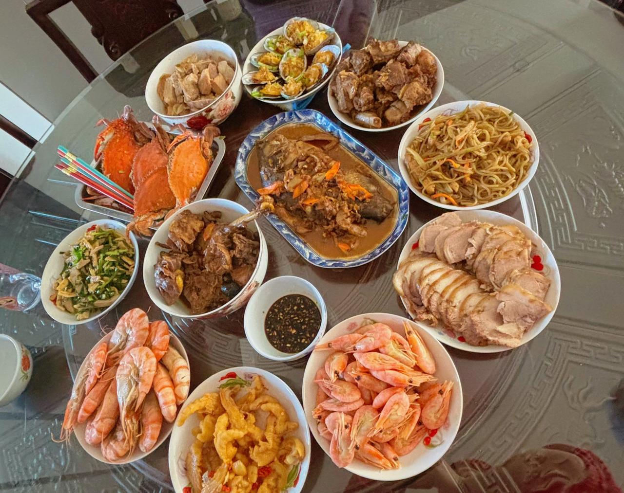 吃年夜饭了，我这里坐标辽宁沈阳，习俗是下午吃年夜饭，晚上放完鞭炮还会再吃一顿饺子