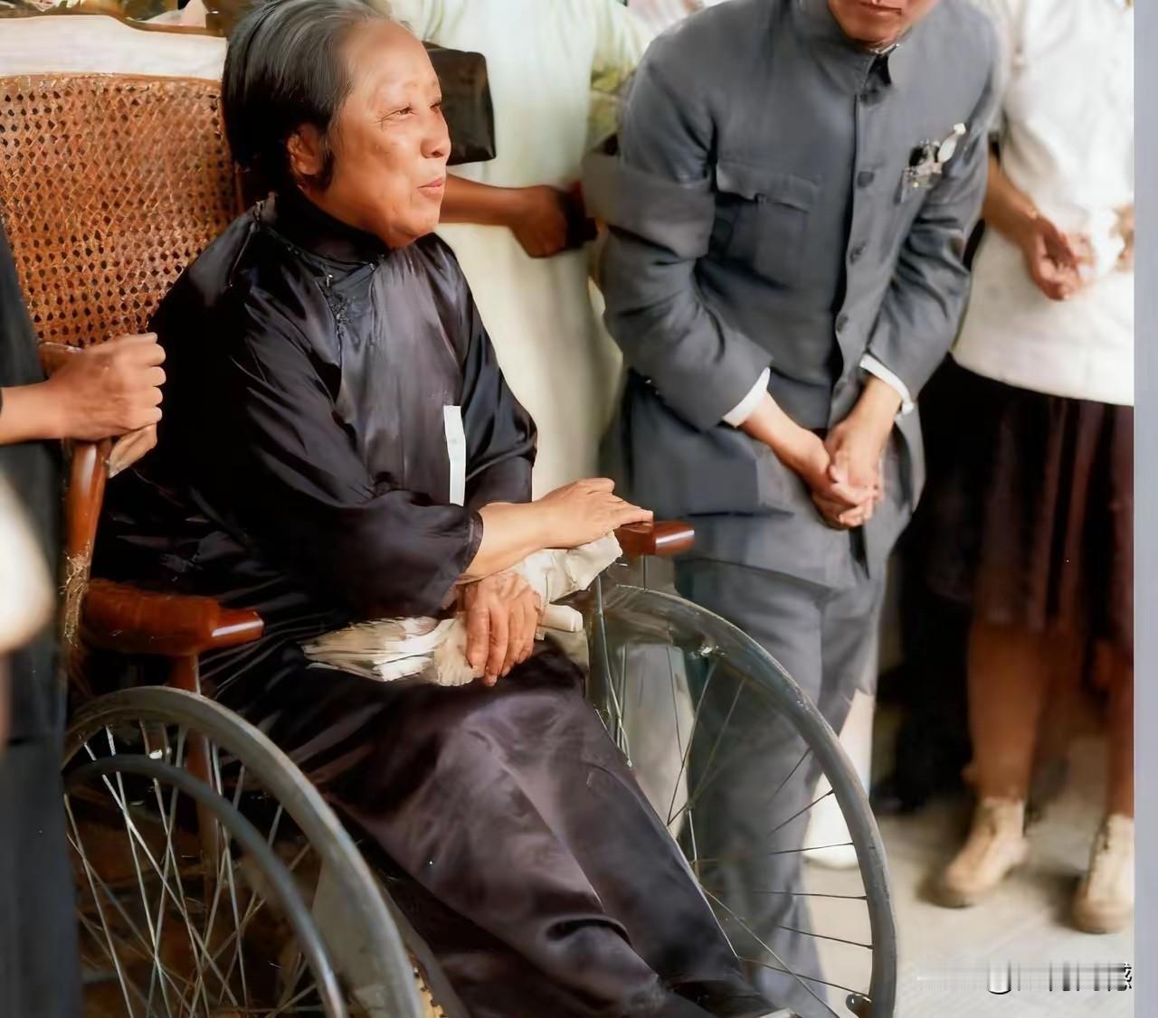 何香凝女士，是廖忠凯的夫人，这张照片拍摄于1935年，距今已经九十年了，照片显示