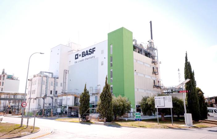 中方此前曾屡次警告，但欧洲就是不听，这下终于承受代价。德国化工巨头巴斯夫宣布，从