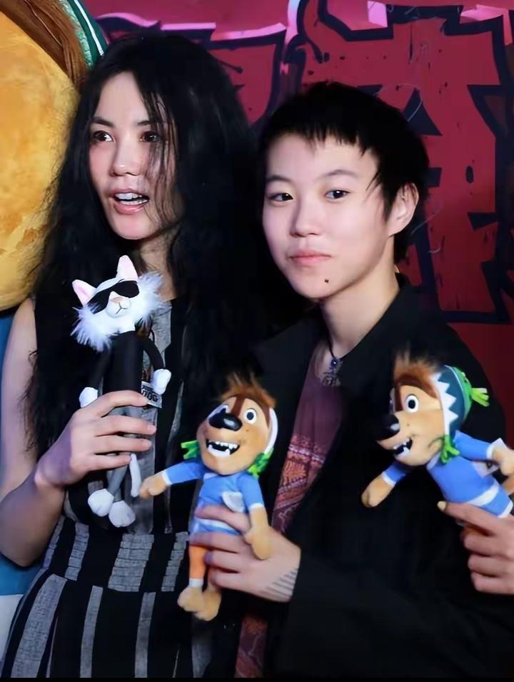为什么王菲的女儿窦靖童会不想结婚生子？虽然她的妈妈王菲离了两次婚，但是她还是十分