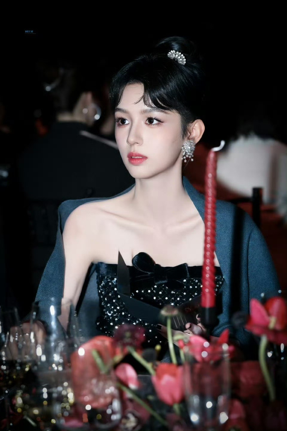 周也这组赫本风直接封神从发丝到裙摆，周也的赫本风造型堪称完美。碎钻闪烁间，她仿佛