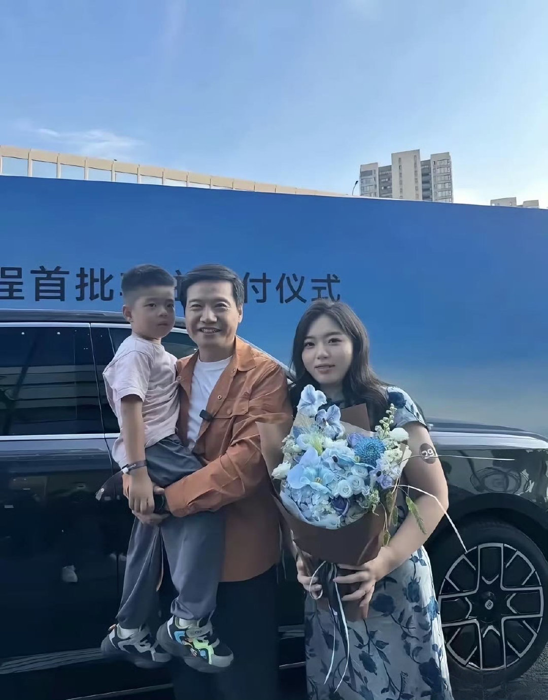 这张照片神了！第一眼看成“一家三口去提车”，再看一眼，原来这是雷总在交车[捂脸哭][捂脸哭][捂脸哭