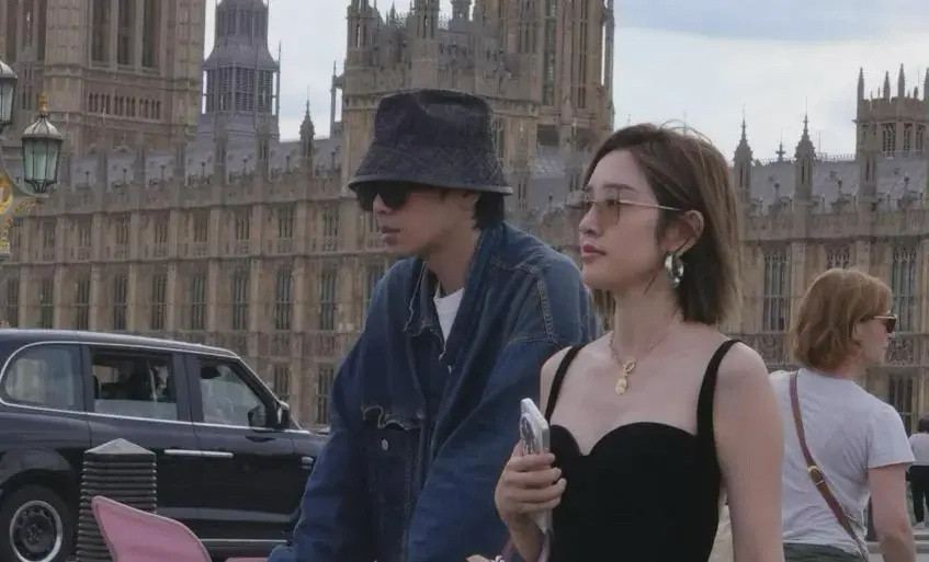 网友偶遇抓拍的张若昀唐艺昕张若昀夫妇国外遛娃，爸爸推平价儿童车接地气，唐艺昕精致