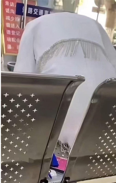 这谁设计的椅子呀，这下可尴尬了