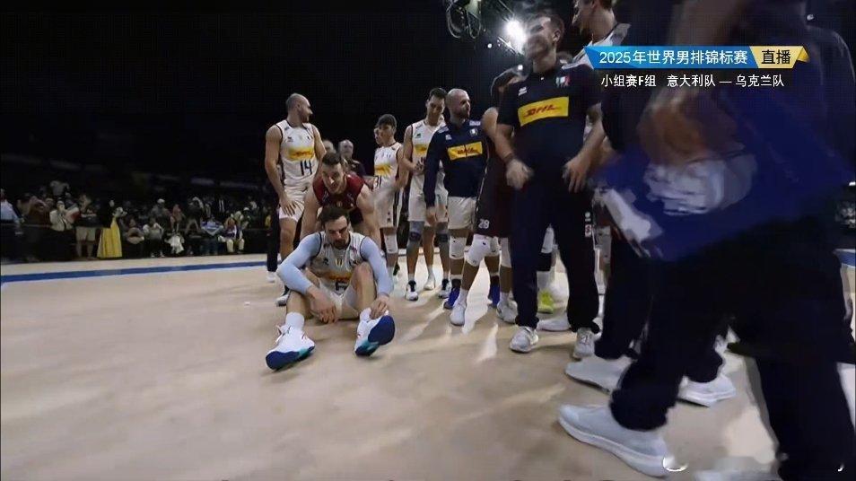 恭喜甜菜。合影过后都瘫在地上了，巴拉索把他抱了起来。2025男排世锦赛