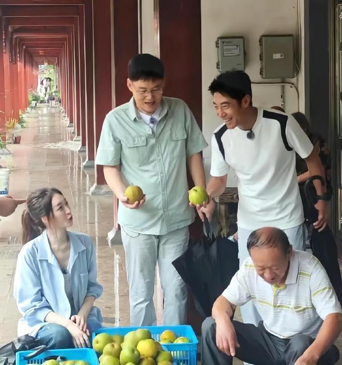最近李小冉和撒贝宁在录制综艺节目的时候搭配的都很显年轻，两位站在一起还很般配。