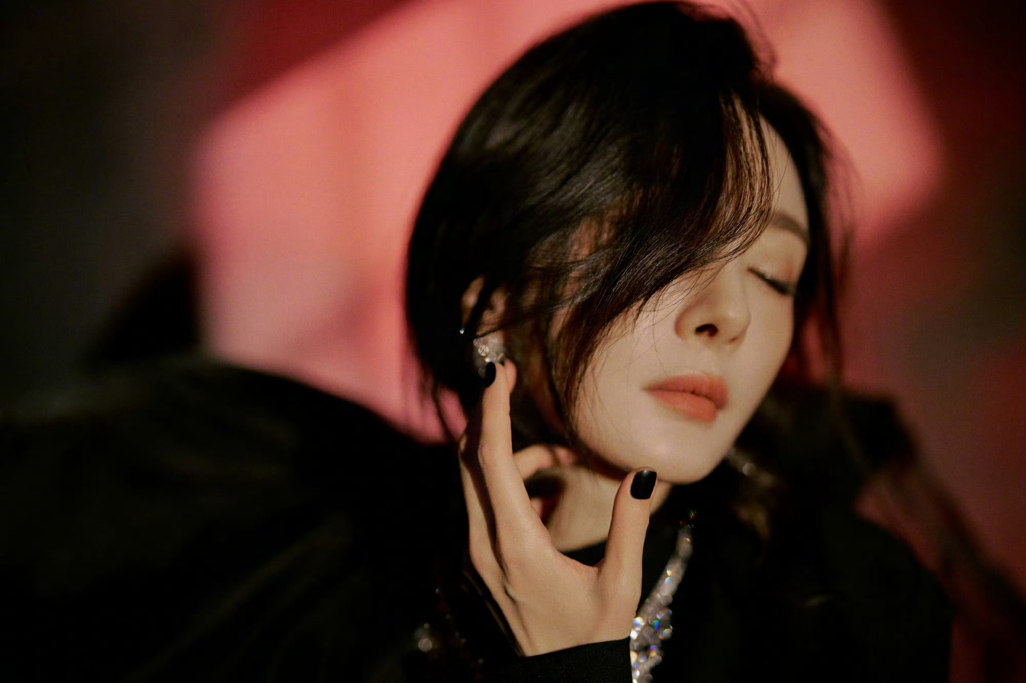 杨幂光影之下的彩宝熠熠生辉