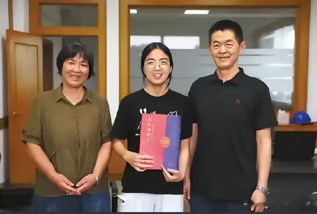 浙江女孩被匿名资助4年，今年保研复旦，她决定找到恩人当面致谢，结果见面她在那一瞬