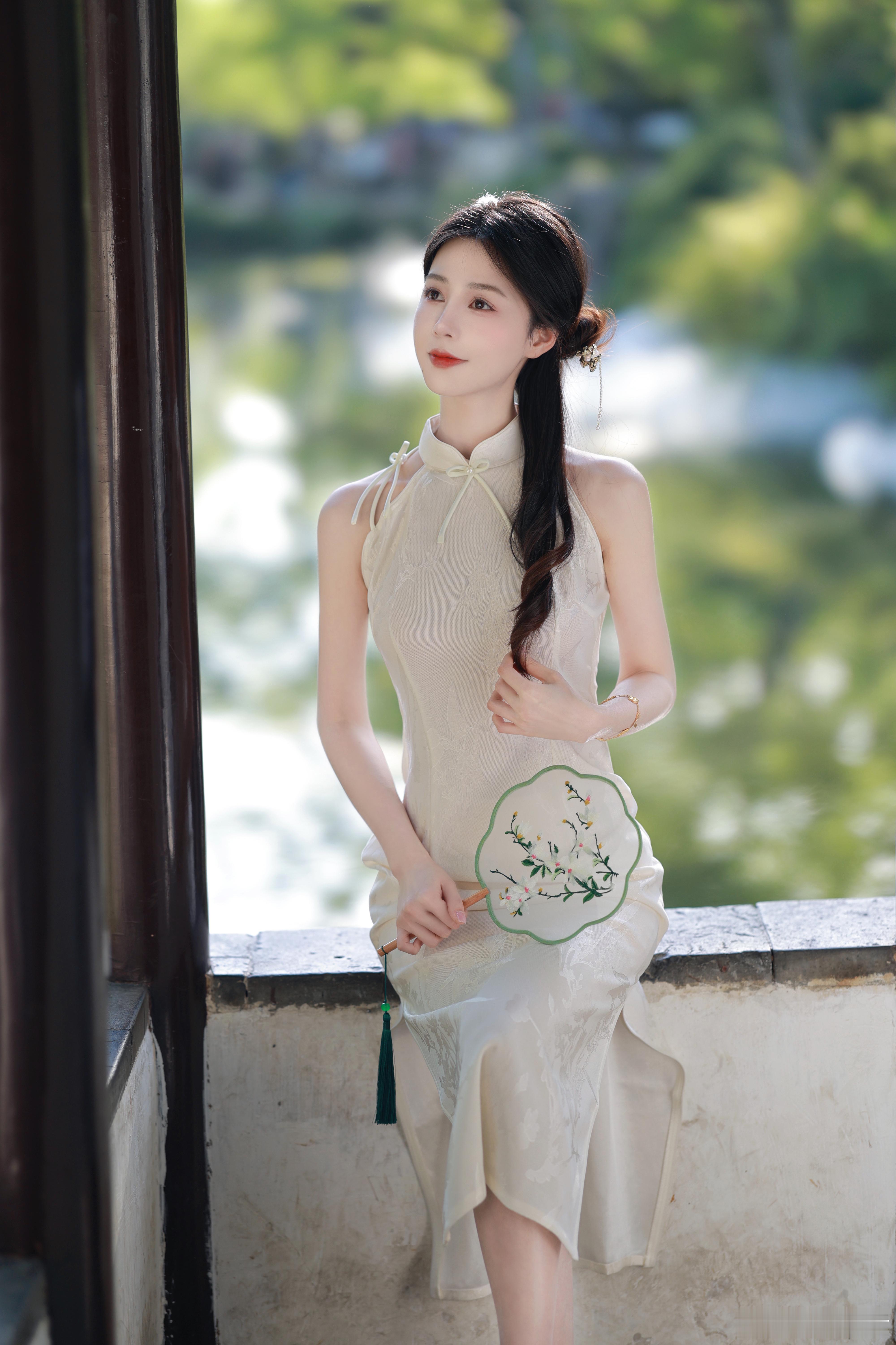 苏州园林旗袍东方美学张爱玲说：在世间，唯有旗袍和美人不可辜负。”​​​